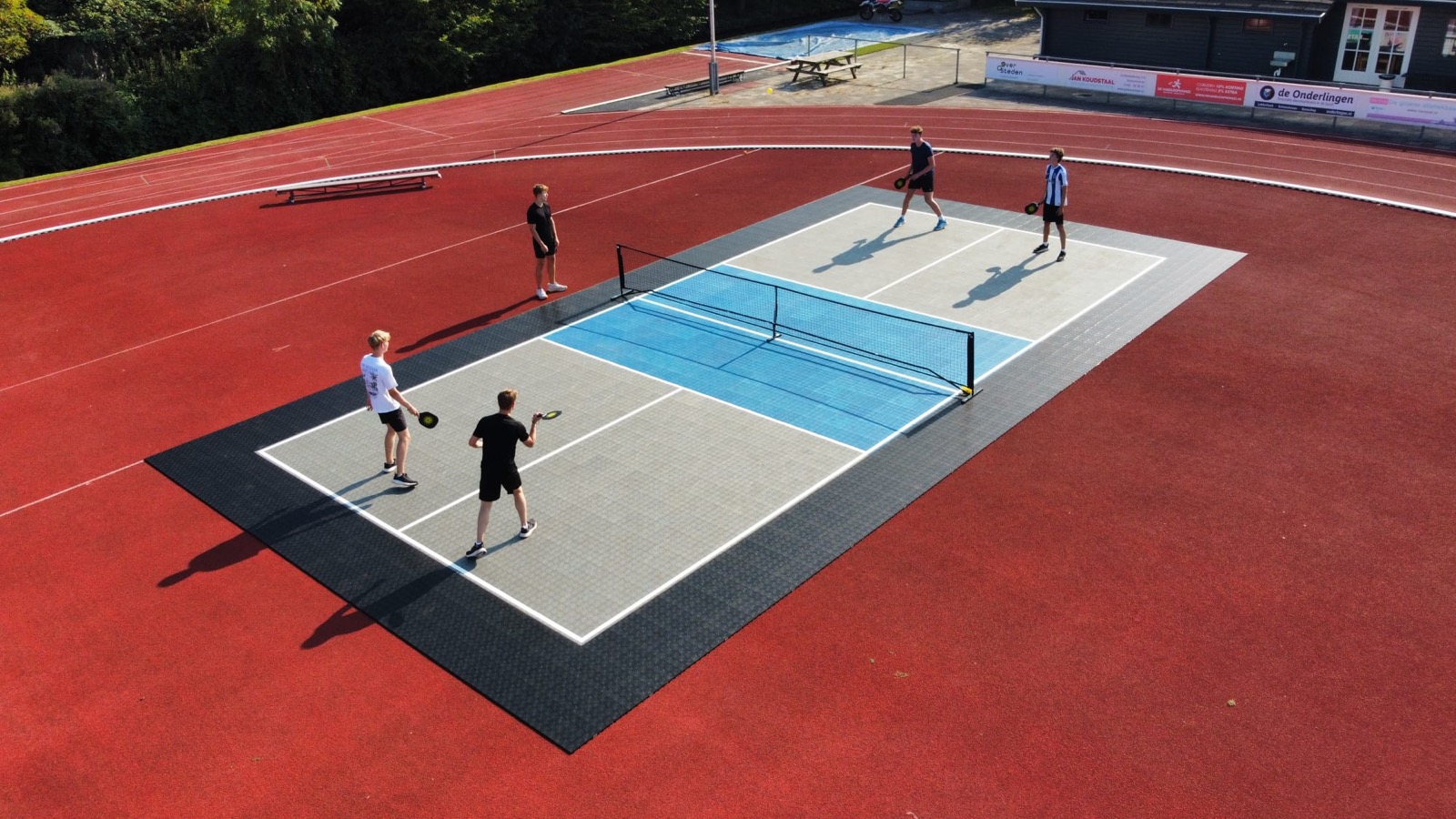 Echte dronefoto van een mobiele pickleballbaan in gebruik bij Avantri in Schoonhoven