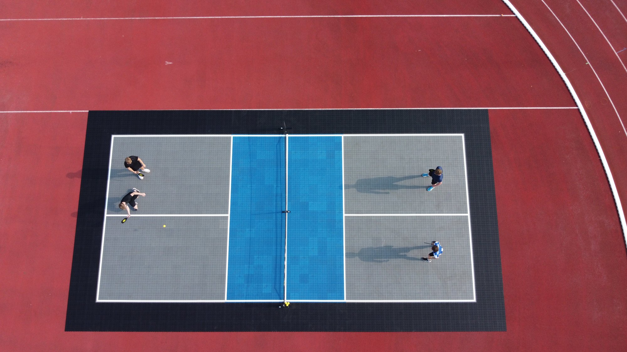 Mobiele pickleballbaan bij Avantri in Schoonhoven, recht van boven gefotografeerd