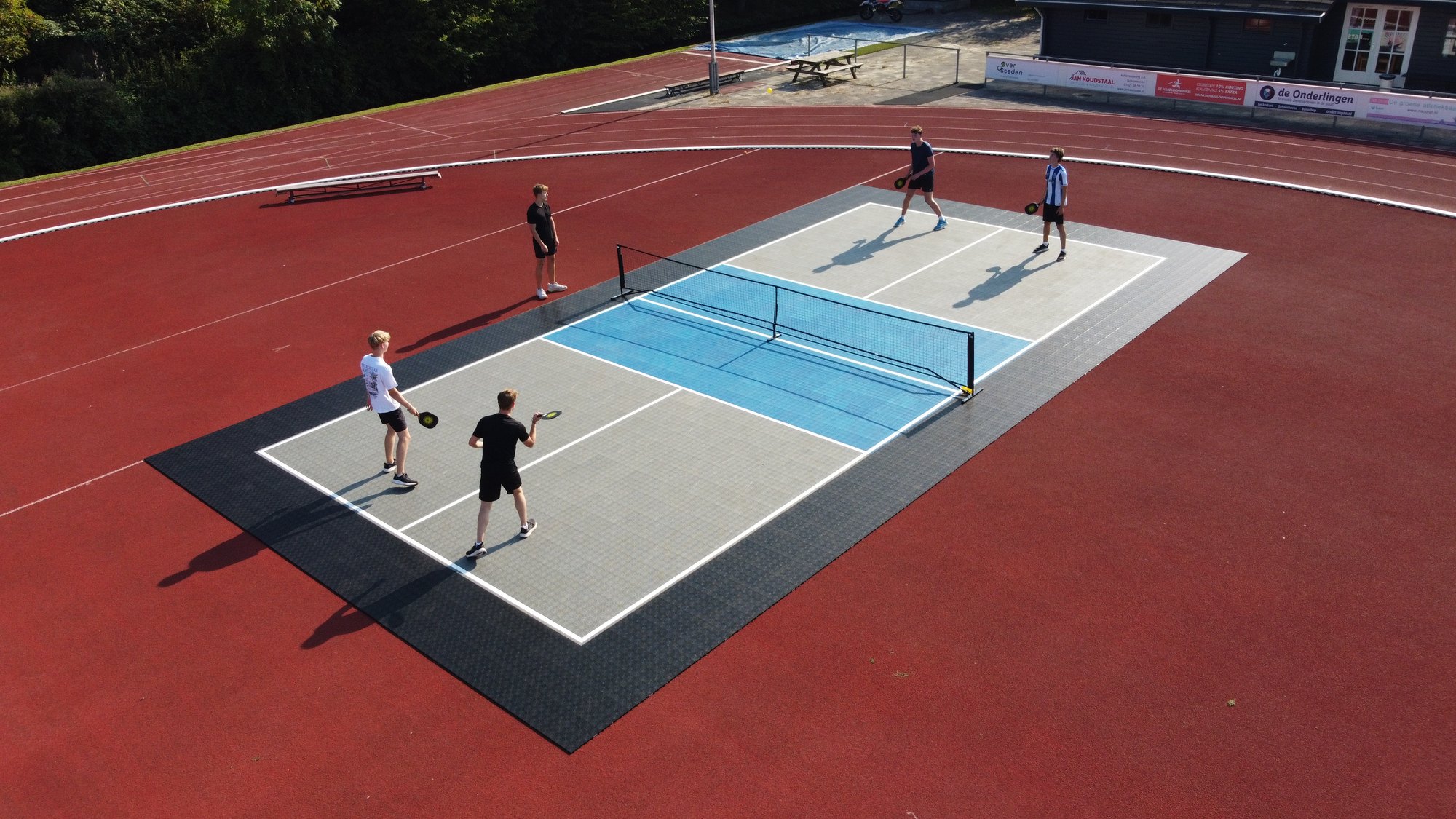 Spelers op de mobiele pickleballbaan bij Avantri in Schoonhoven