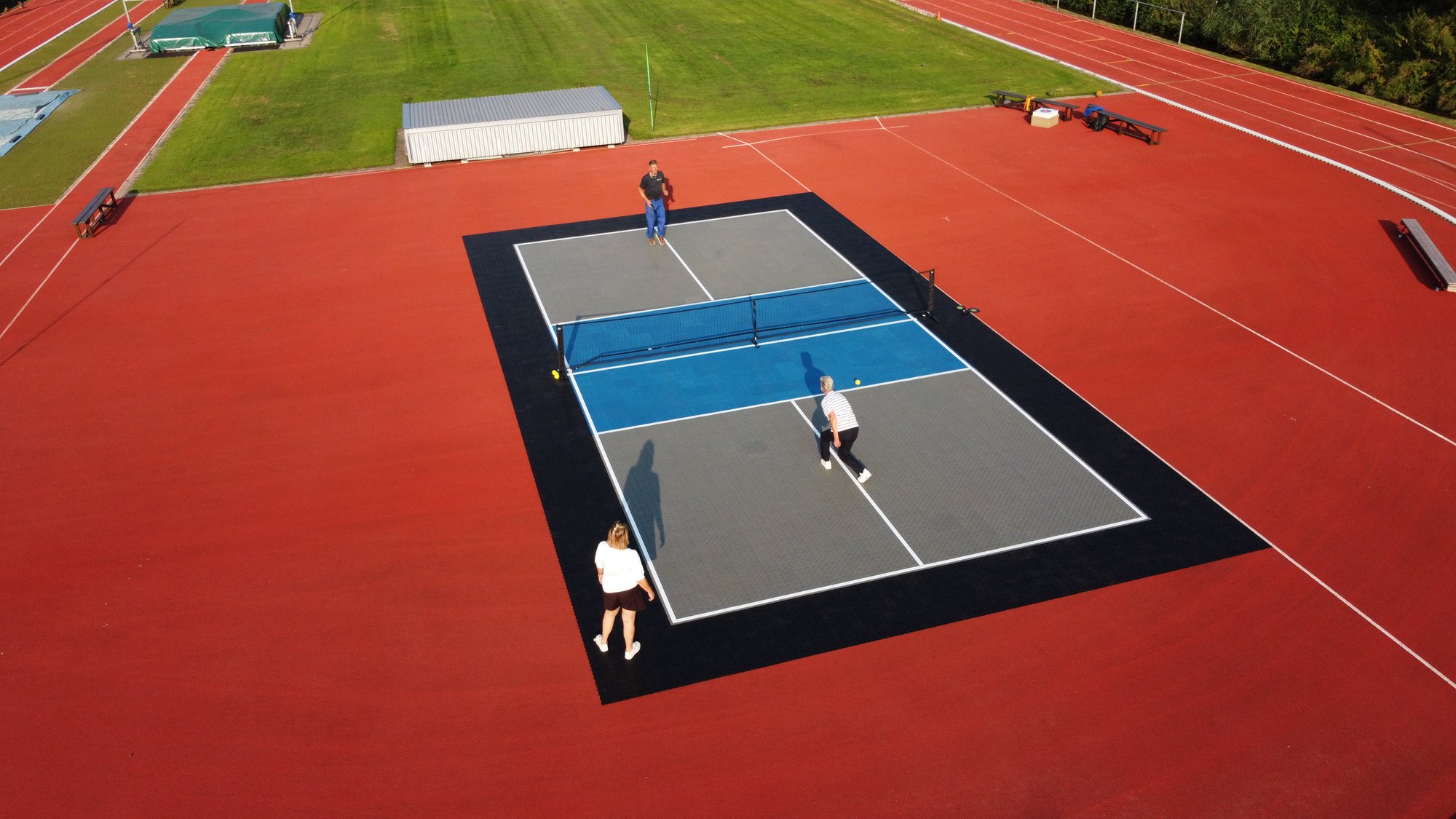 Dronefoto van de mobiele SportDeck-pickleballbaan bij Avantri