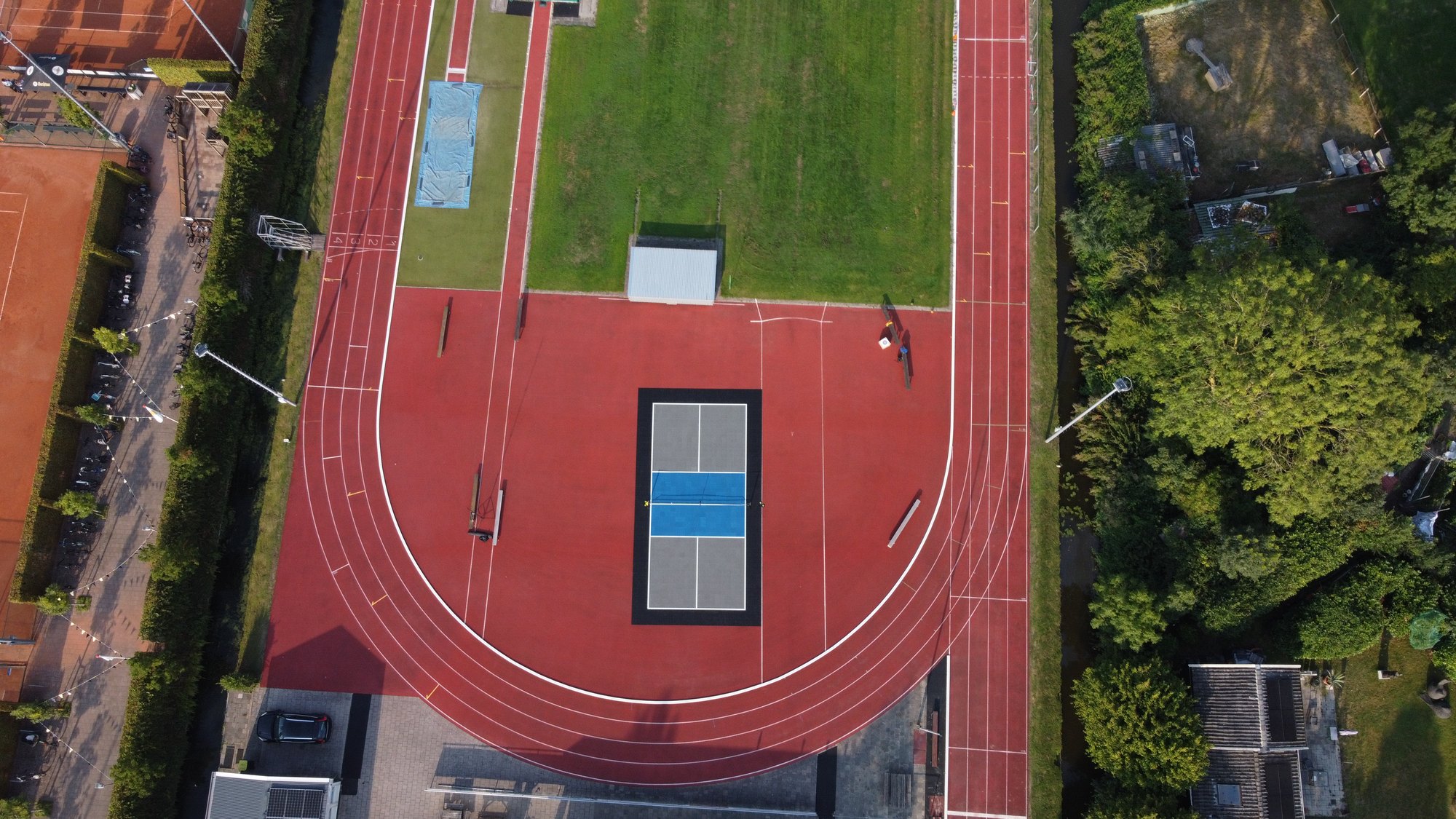 Overzicht van de mobiele pickleballbaan op de atletiekbaan in Schoonhoven